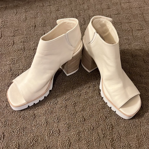 Open toed sandals from Browns Couture - Picture 2 of 5